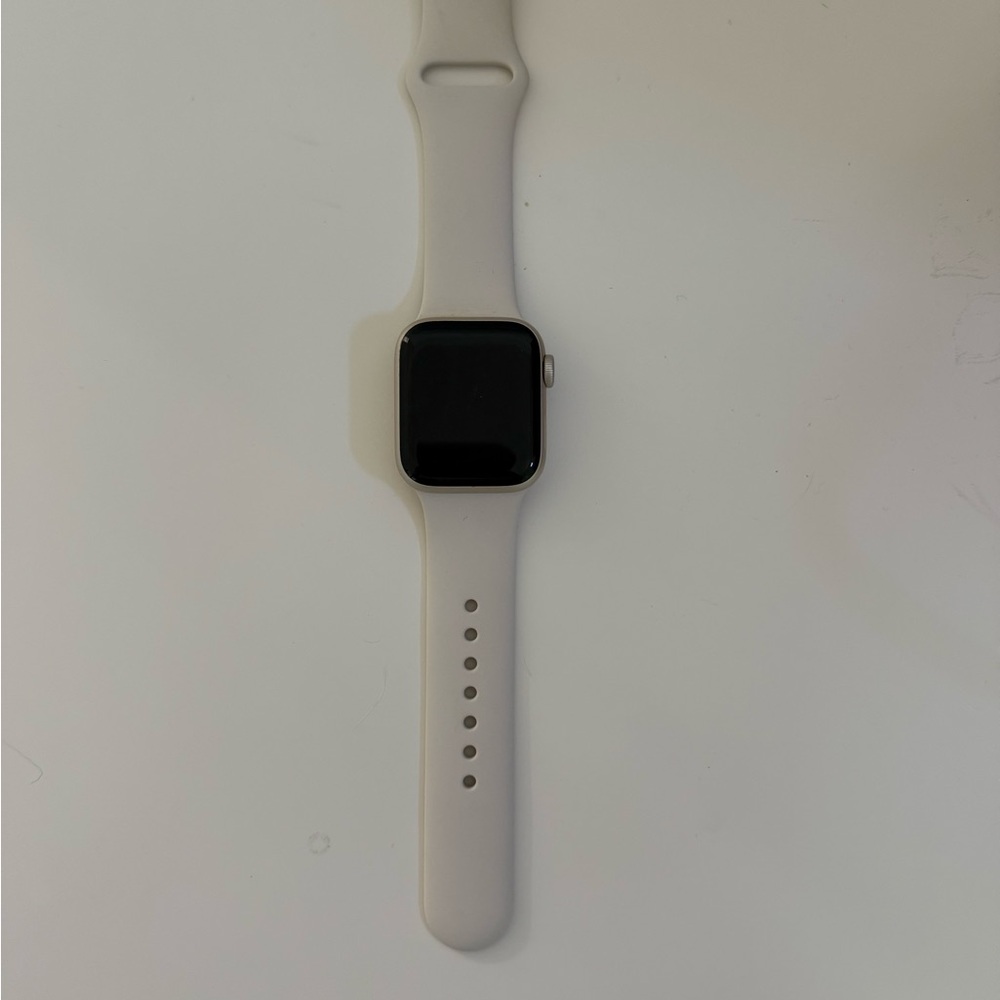 Apple Smartwatch with Light Gray Band 40mm SE